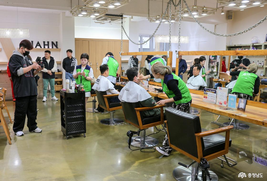 해병대전우회 서산지회 9인이 이른 아침부터 리안헤어에서 메이크업과 헤어스타일을 받고 있는 모습