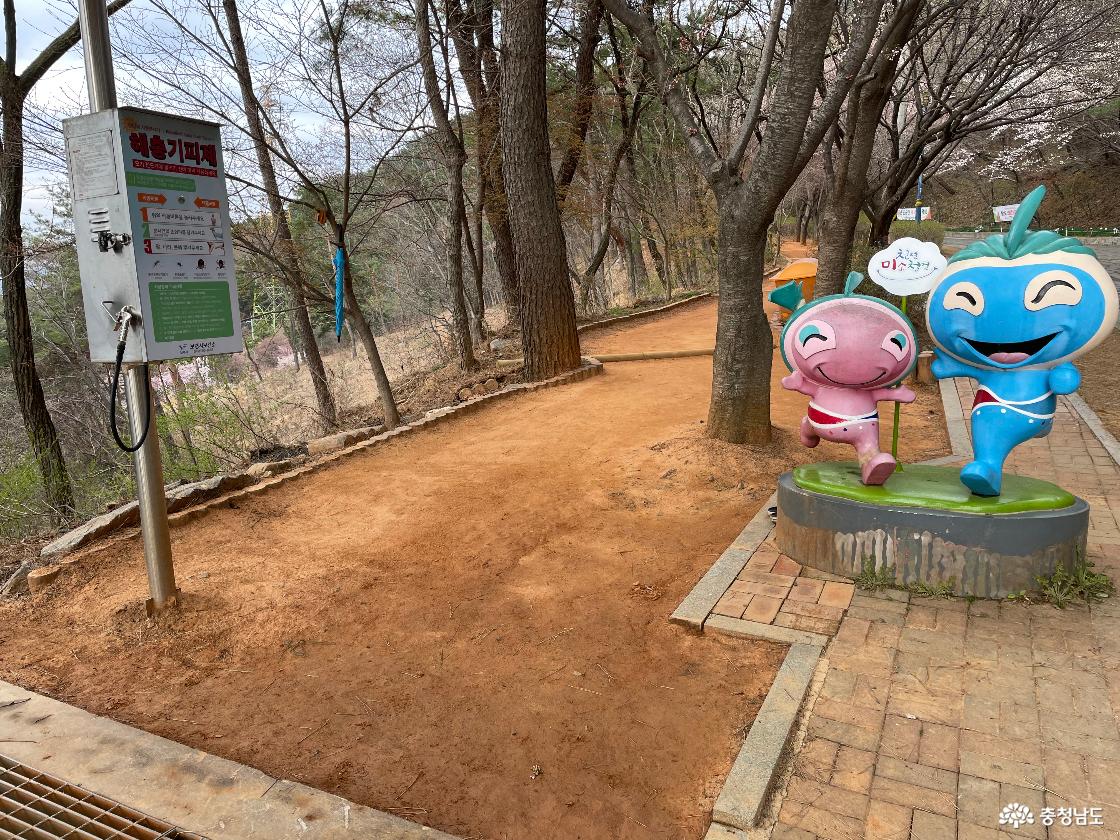 옥마산에 마련되어 있는 황토길