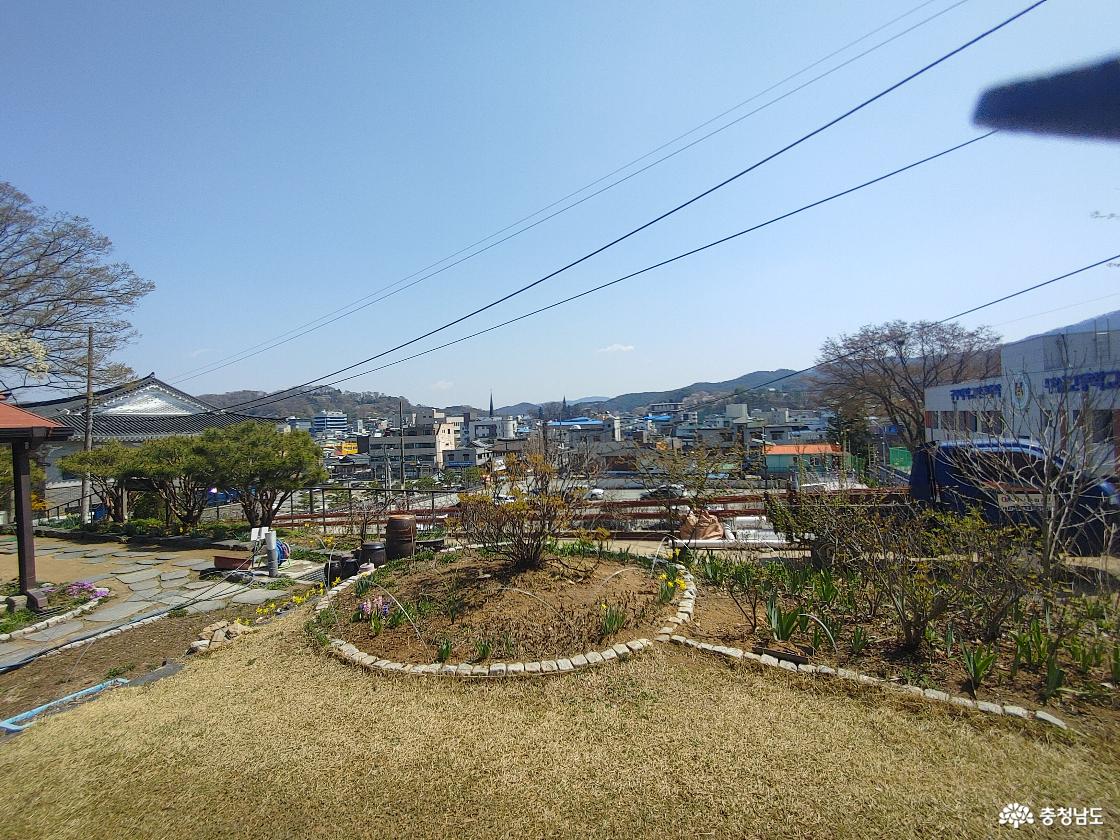 정성스럽게 가꾸고 있는 화단