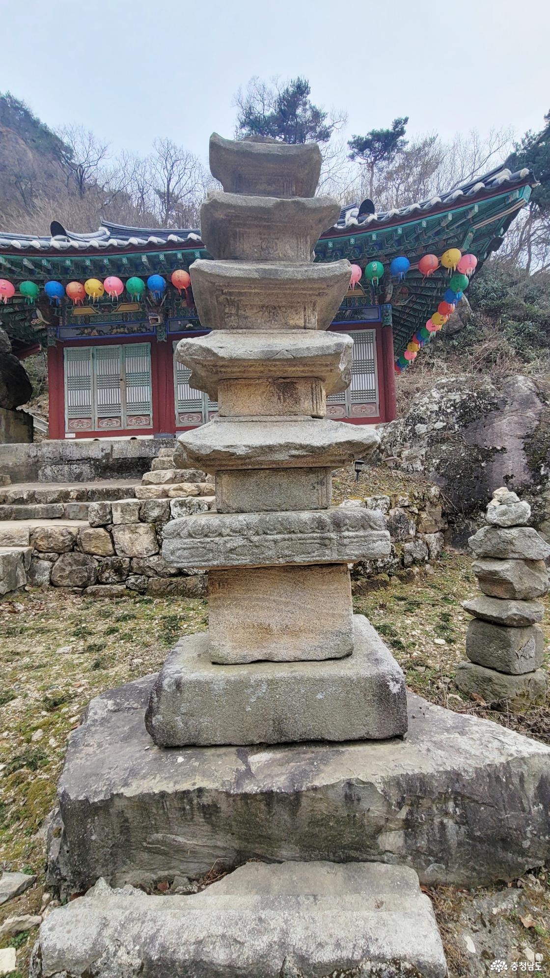 천년고찰 천안 만일사 오층석탑 전면 전경.