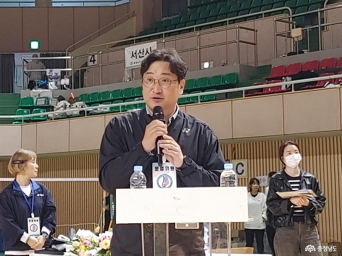 사회를 보는 방영섭 충남배드민턴협회 사무국장