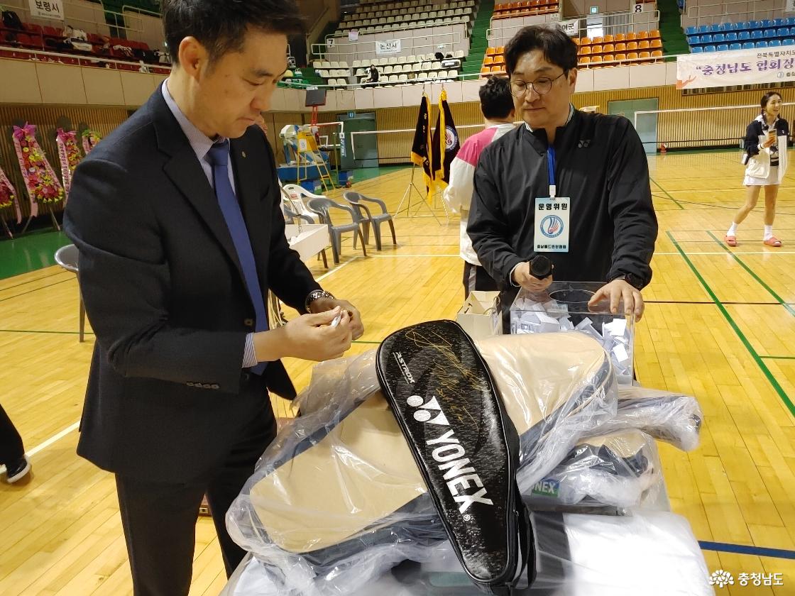 라켓에 사인을 하는 김동문 대한배드민턴협회장