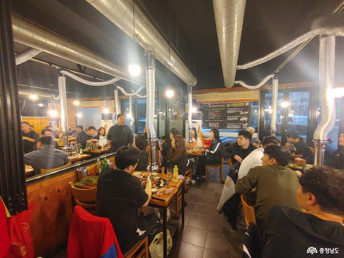 충남, 전북협회 임원진과 회식하며 환담하는 모습