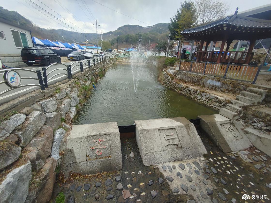 홍도정이라 새겨져 있는 마을 개천