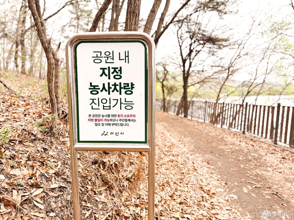 저수지에서 수변공원으로 향하는 진입로는 농로로도 병행하여 사용중이다