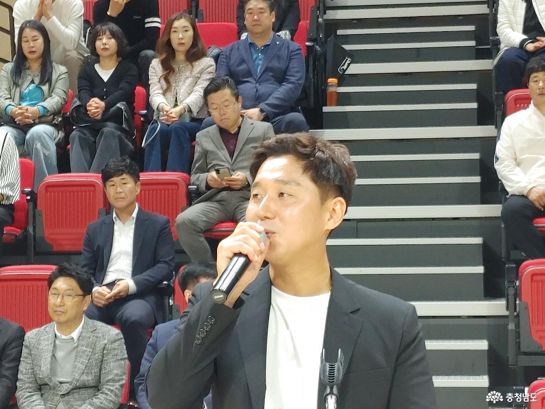 대회사를 하는 윤태수 아산시배드민턴협회장