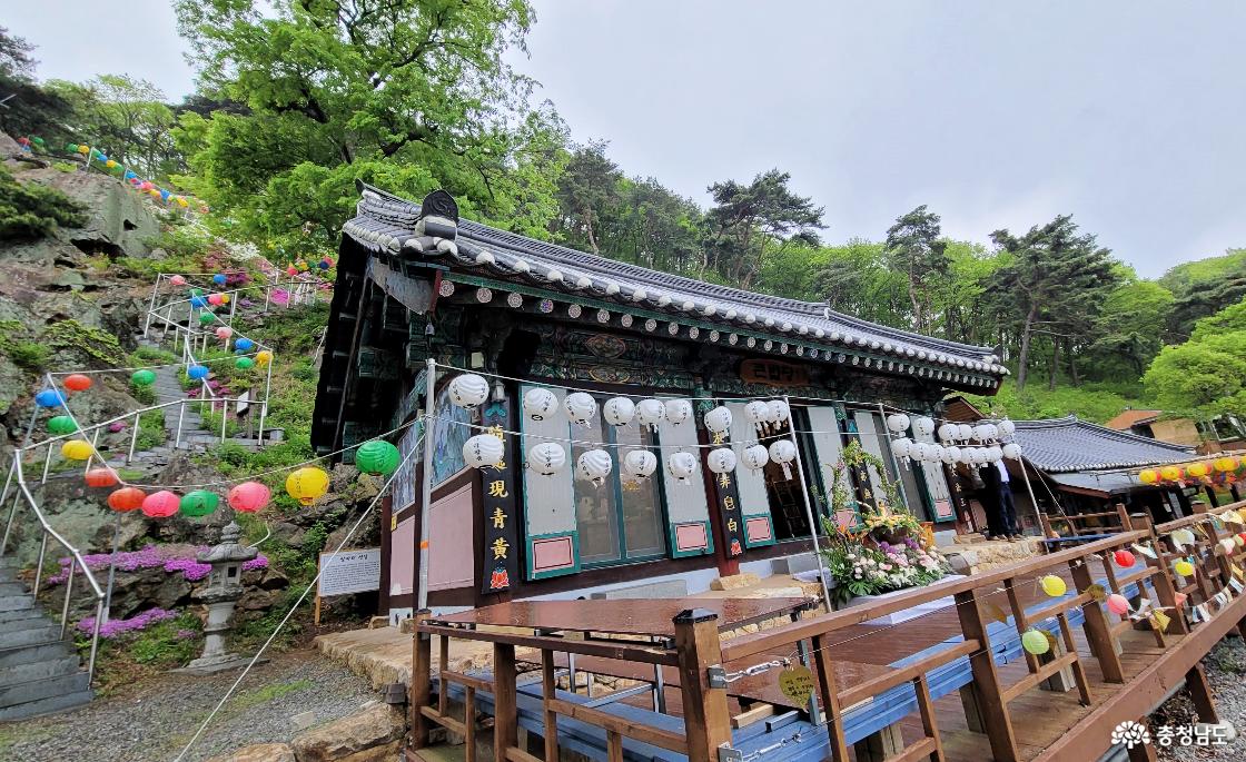 천년고찰 공주 동혈사 큰법당 측면 전경.