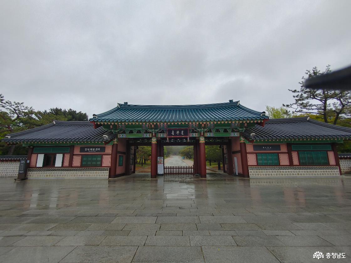 현충사 관문인 충무문