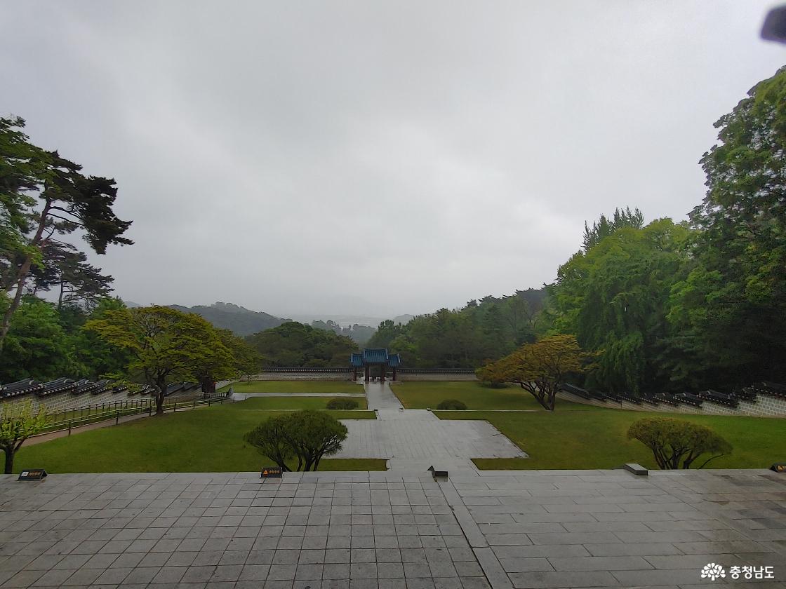 본전에서 내려다 본 경내 모습