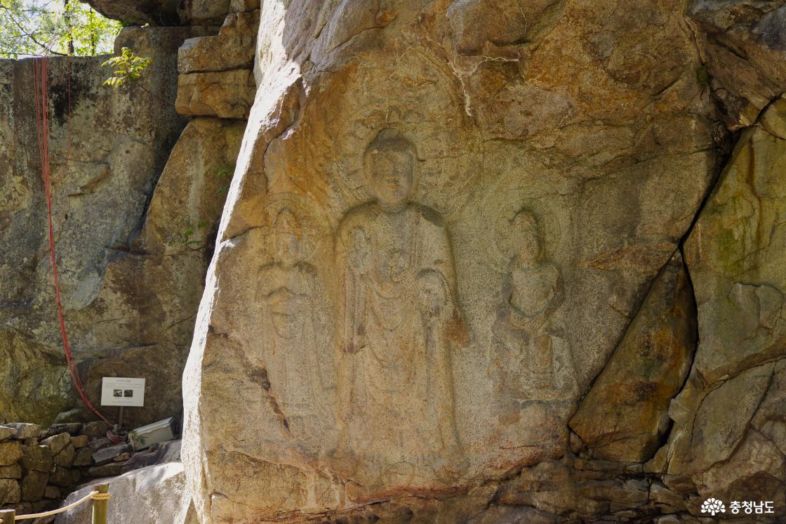 신비로운 삼존불상을 보며 고대 백제의 불교문화를 상상하게 한다