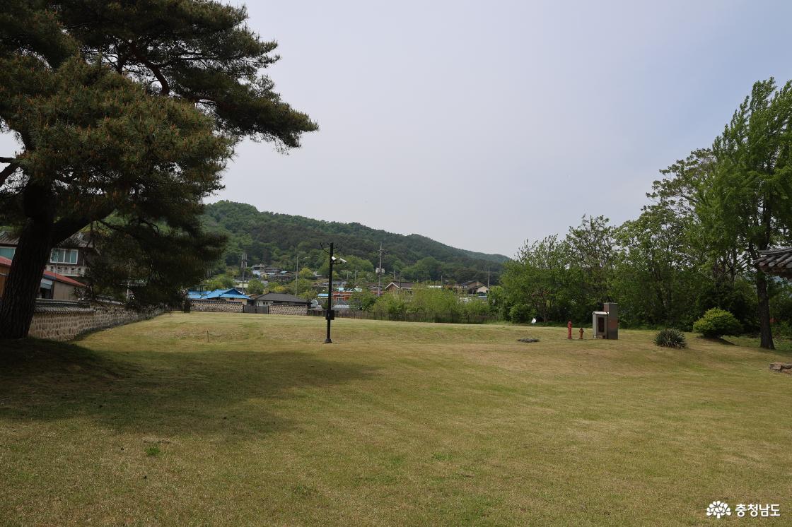 탁트인 공간속에 놓여 있는 역사