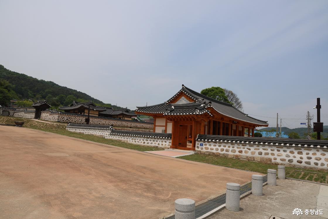 홍산의 중심에 자리한 홍산동헌