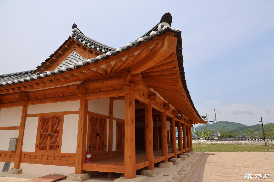 홍산의 중심에 자리한 홍산동헌