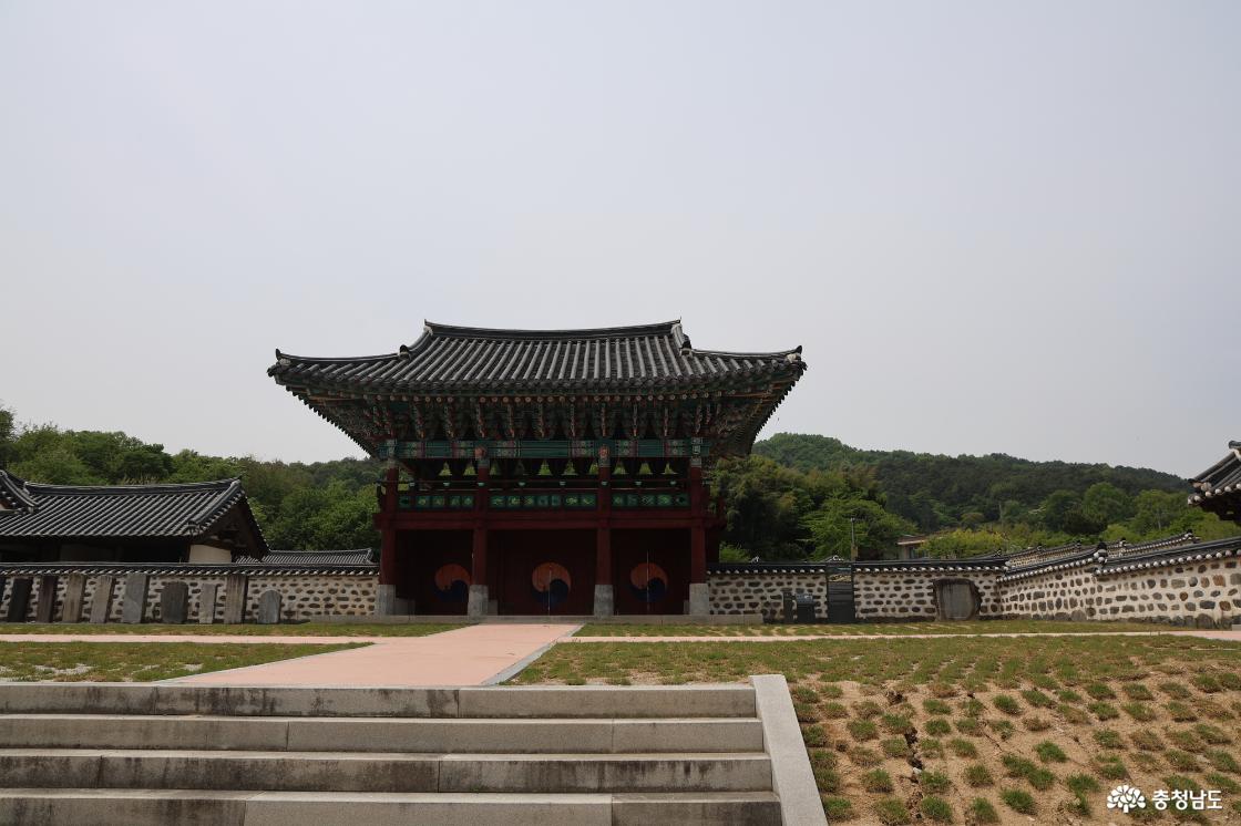 홍산의 중심에 자리한 홍산동헌