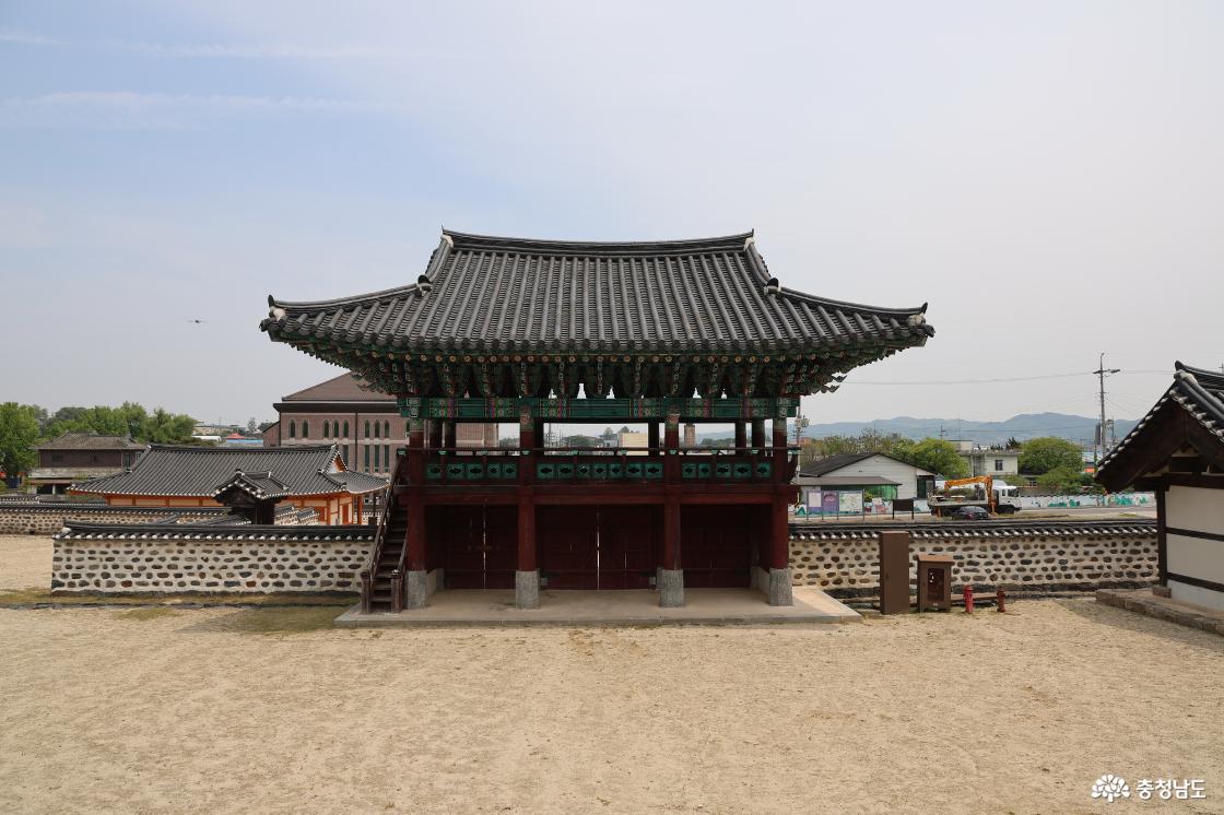 홍산의 중심에 자리한 홍산동헌