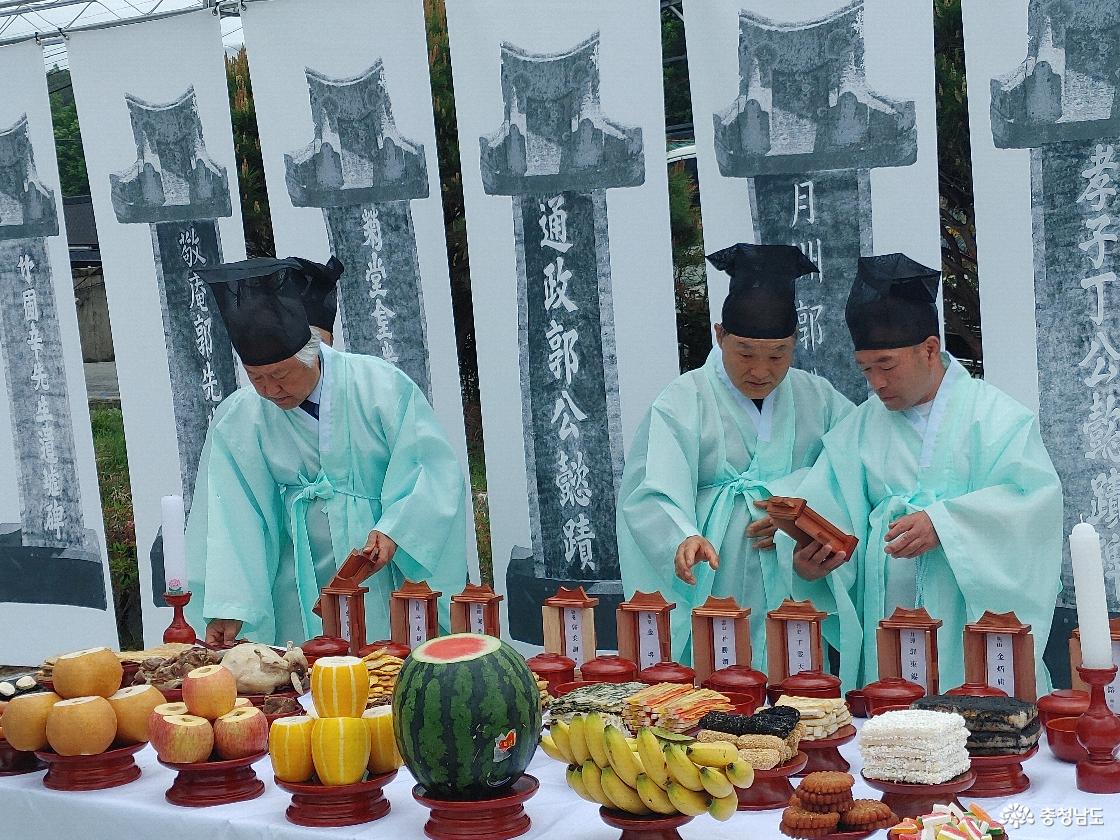 위폐 모시는 모습