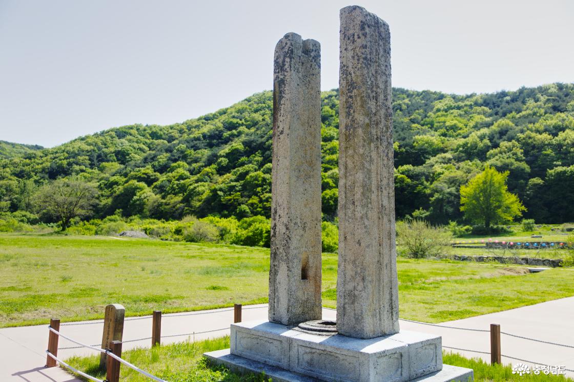 보원사지 당간지주를 전체적으로 담은 모습