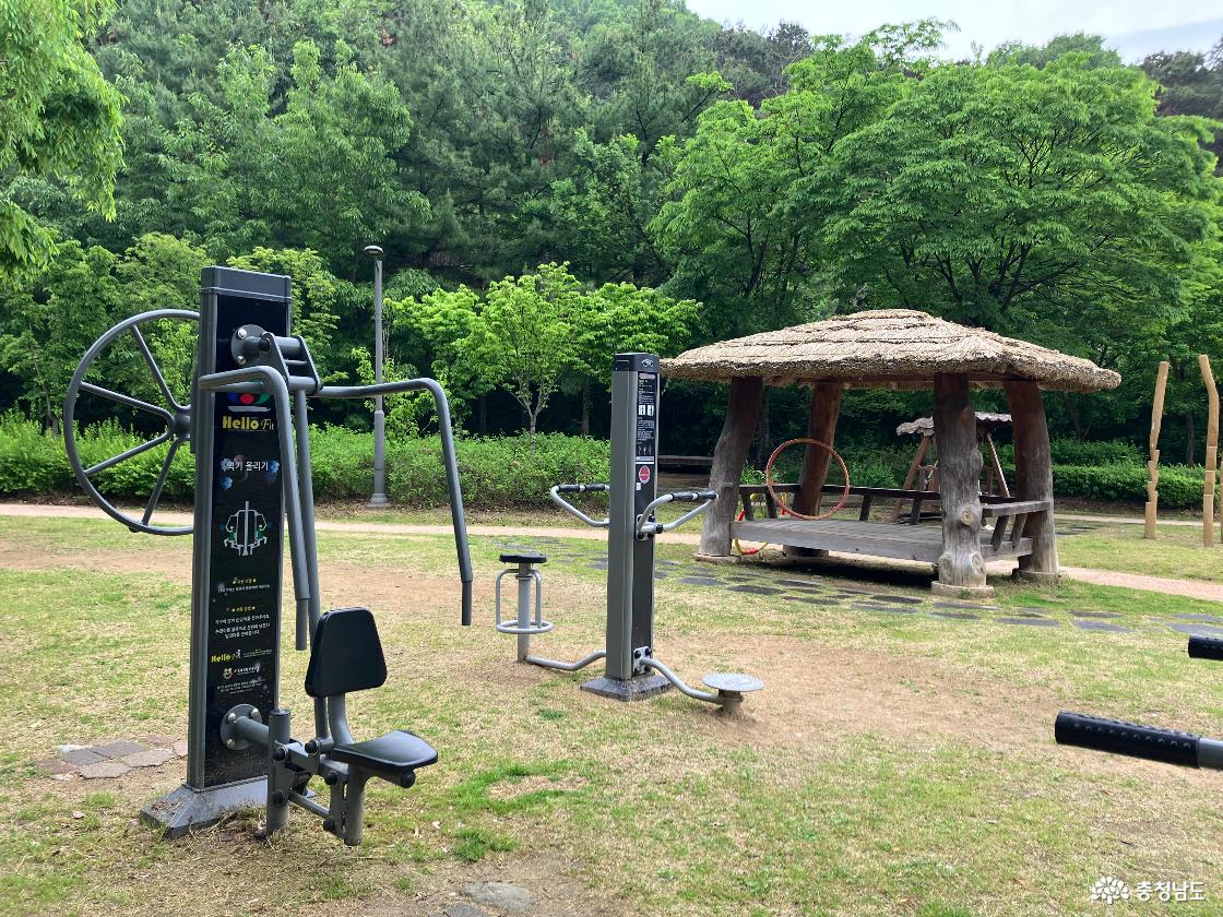 천안시 쌍용동 월봉공원 운동기구와 오두막