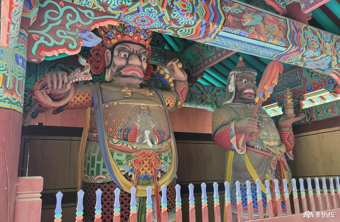 천년고찰 공주 계룡산 갑사 남방증장천왕(왼쪽)과 서방광목천왕.