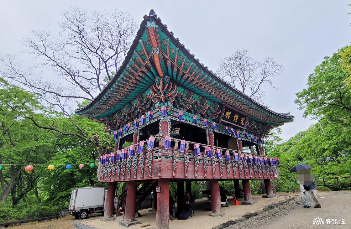 천년고찰 공주 계룡산 갑사 범종각 전경.