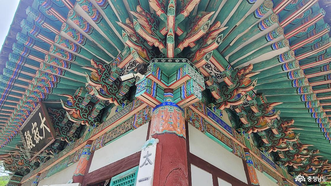 천년고찰 공주 계룡산 갑사의 대적전의 화려한 공포.