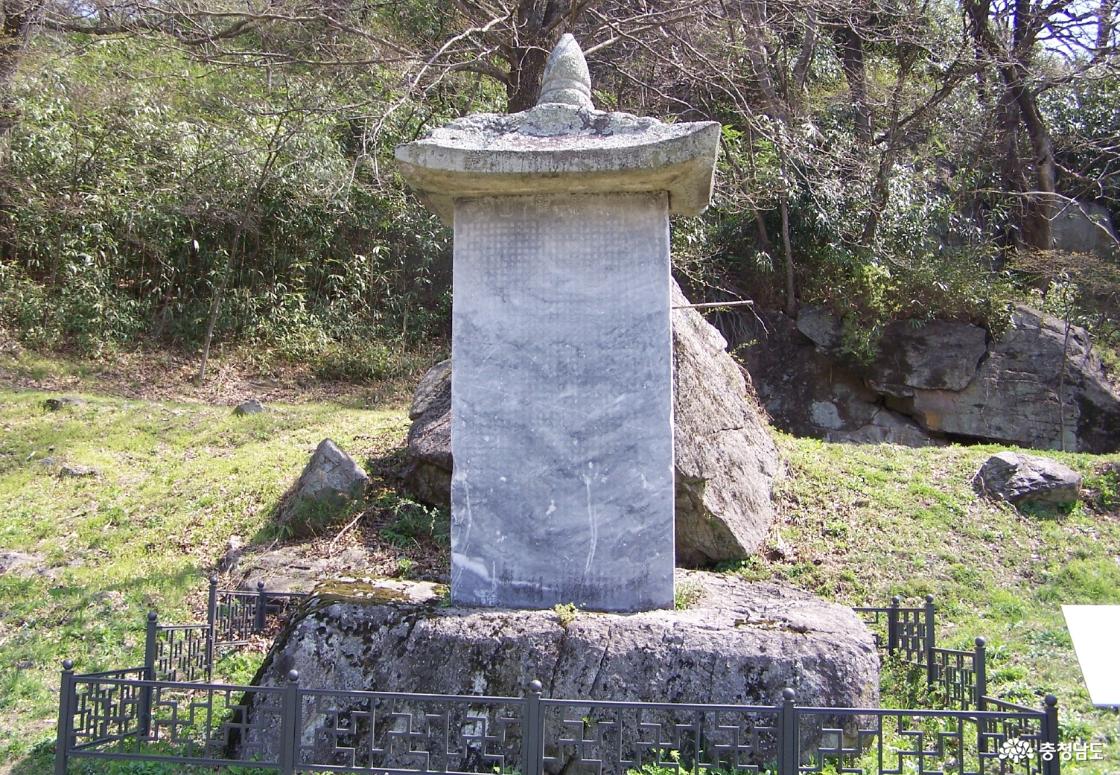 천년고찰 공주 계룡산 갑사의 역사를 품고 있는 사적비 전경.