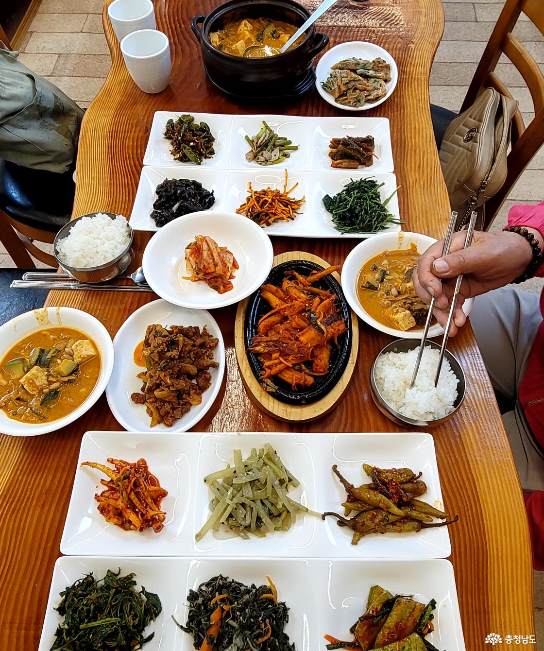 마곡사 입구 공주식당에서 어머니와 함께  더덕구이 정식 