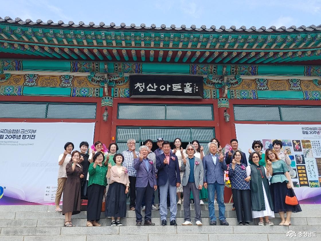 작가들과 전시장 입구 단체사진 모습