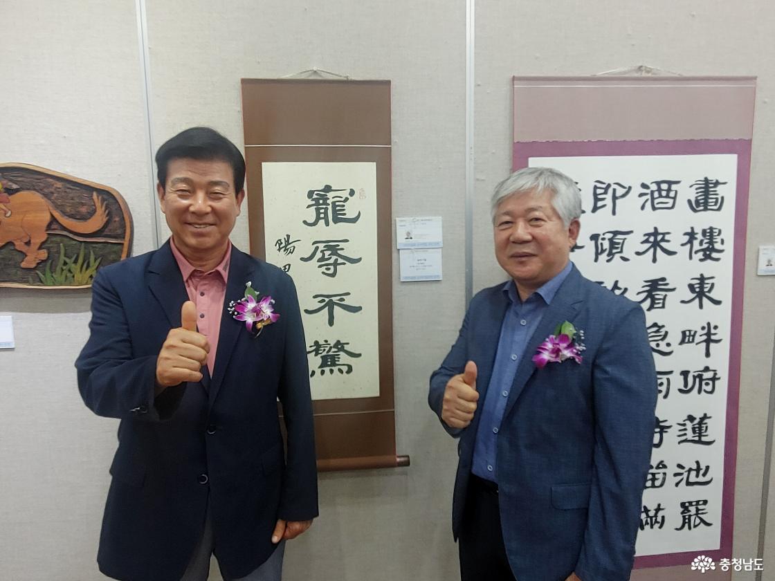윤은중 미협 회장 작품 앞에서 군수와 함께 찍은 사진