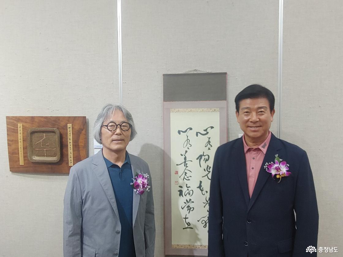 이정일 금산예총 회장 작품 앞에서 찍은 사진