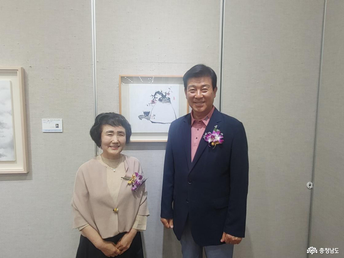 김미자 작가 작품 앞에서 찍은 사진