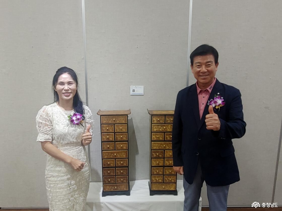 이은선 작가 종이공예 작품 앞에서 찍은 사진