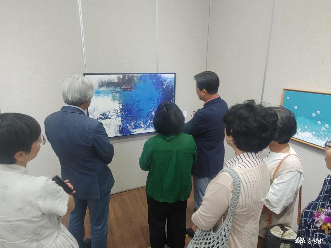 작품 관람 모습