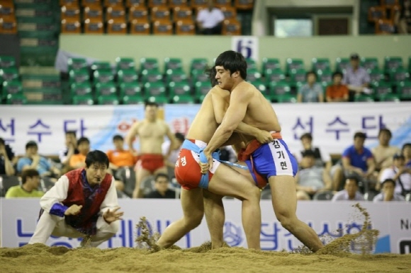 태안군청 김기현, 대통령전국장사씨름대회서 꽃가마