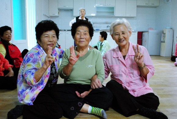 왼쪽부터 김휘자 할머니, 윤상희 할머니, 한계월 할머니.