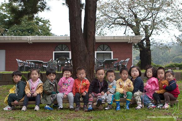 충남역사박물관 마당을 깨알같은 행복으로 수놓은 유치부 어린이들
