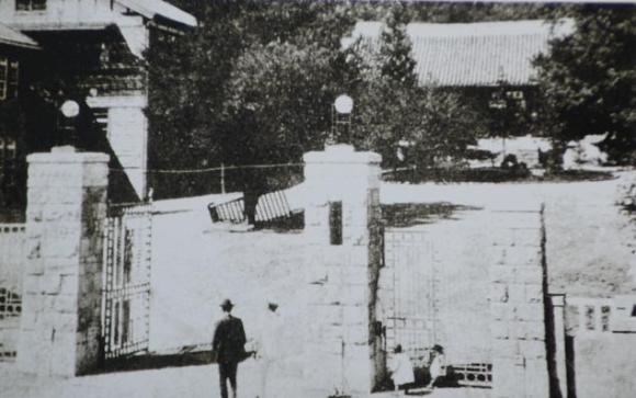 공주에 있던 충남도청의 모습(현 공주사대부고). 정문 옆에 경찰서가 있다. <사진출처 : 충청남도 개도 100년사>