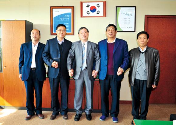 왼쪽 세 번째가 김영수 농업기술원장, 네 번째가 쑨찬유 해안농업연구소장.