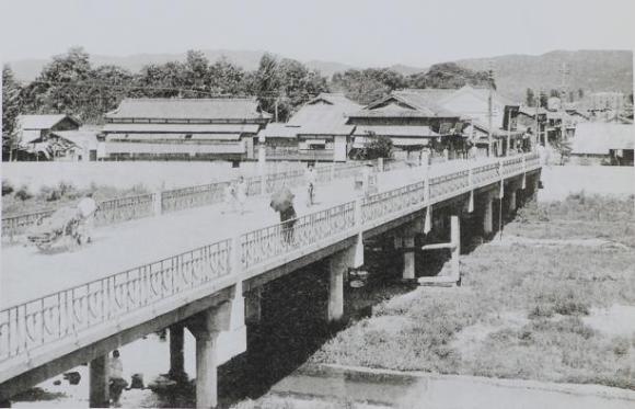 1932년의 목척교(대전교) 모습. 대전천을 사이에 두고 동쪽과 서쪽으로 나뉜 대전을 연결하는 유일한 다리였다(사진출처 : 대전 100년사).