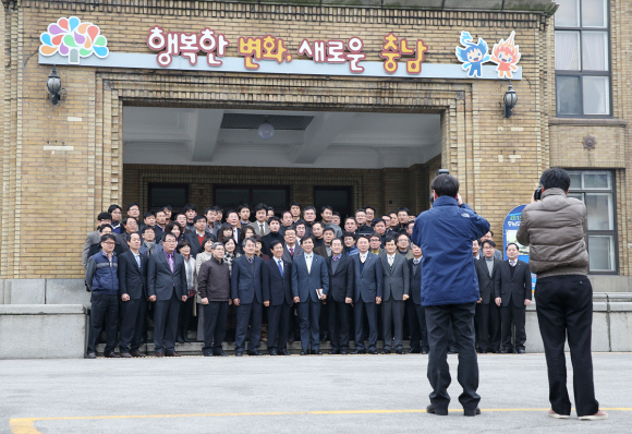 17일 건설교통항만국 직원들이 대전 청사 현관 앞에서 기념사진을 찍으며 내포신도시에서의 힘찬 새출발을 다짐하고 있다.