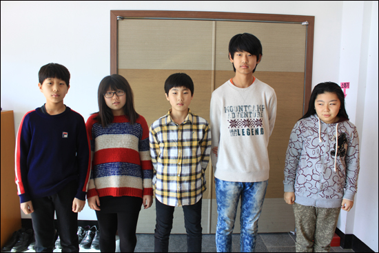 이번에 안흥초등학교를 졸업한 5명의 64회 졸업생들의 모습