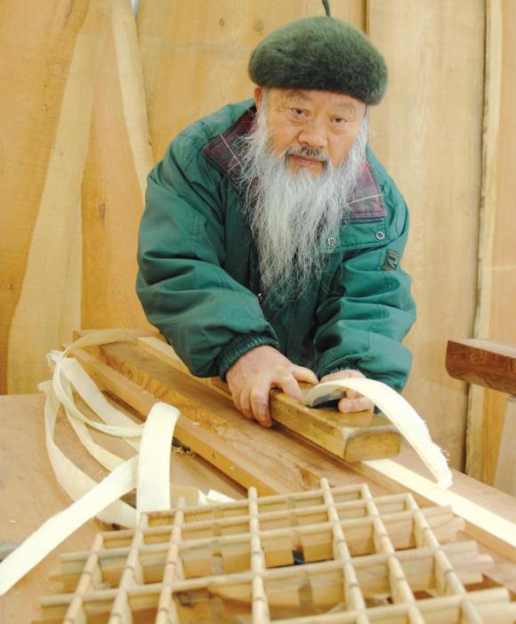 전통창호 60년 외길을 걸어온 문화재수리 기능자 소목장인 조찬형(76) 장인이 자신의 작업장에서 춘양목을 대패로 깎고 있다.