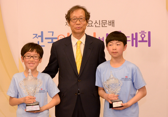 전국대회에서 우승을 차지한 김지명 학생(왼쪽).