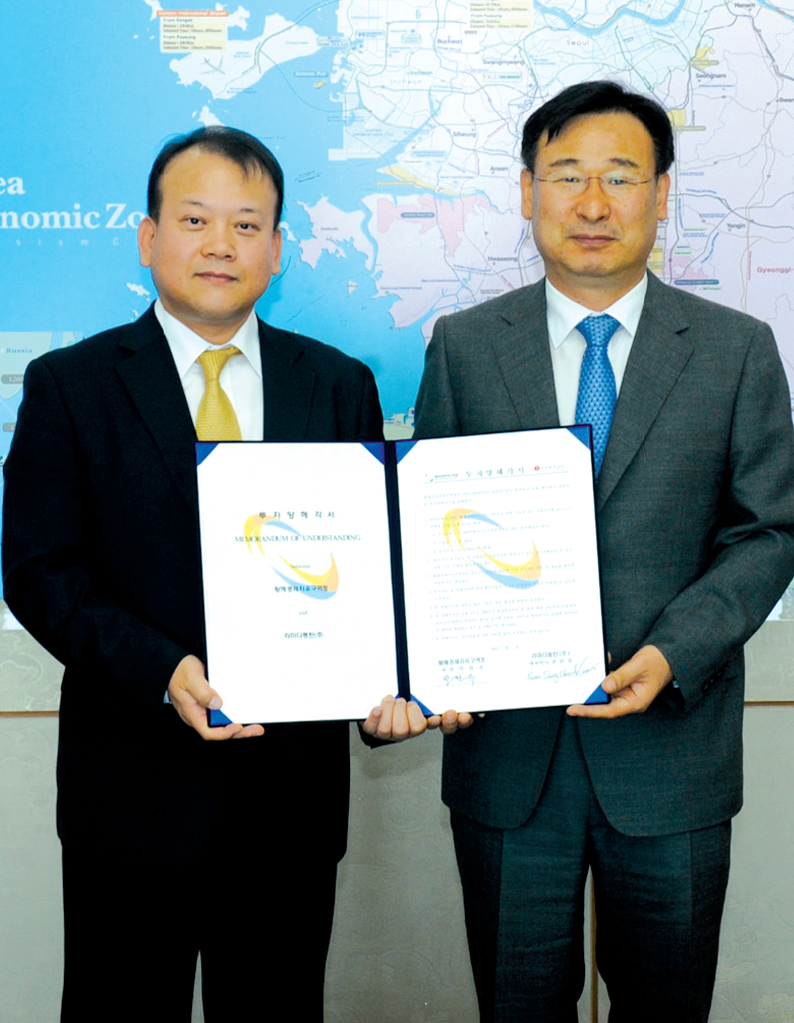 박한규<오른쪽> 황해경제자유구역청장과 권성철 라마다동탄(주) 대표.