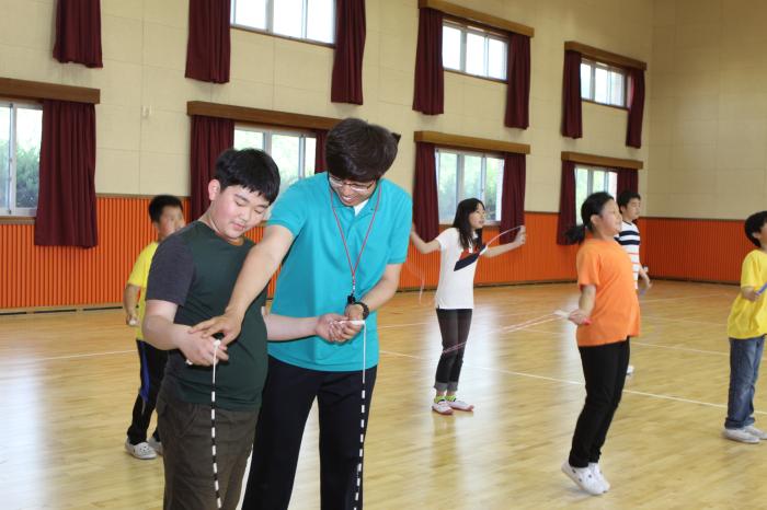 가남초는 학생들의 비만문제 해소와 체력증진을 위해 줄넘기와 인라인스케이트 타기 등 체육활동을 갖고 있다.
