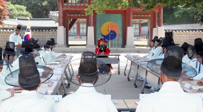 해미면 27개 마을이장들이 조선시대 의복을 착용하고 해미읍성에서 현장체험 이장회의를 하고 있다.