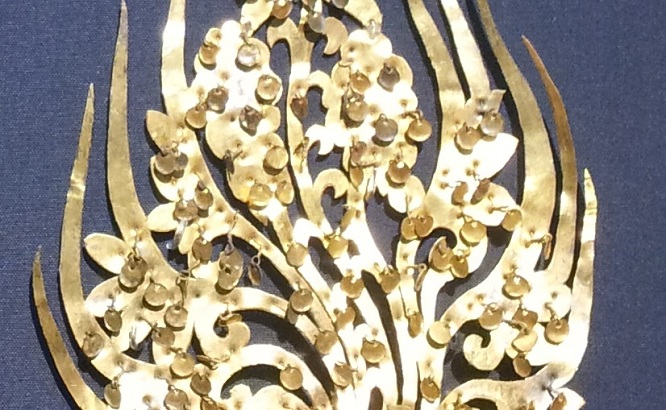 금제관식 왼쪽 것의 인동초 꽃무늬 중간 부분