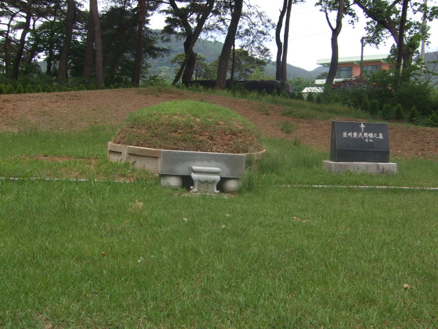 윤봉길 의사의 부인 배용순 여사 묘소