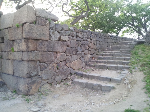 성문 안으로 들어가자마지 왼쪽으로 성곽이 둘러쳐져 있다.