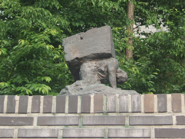 기념관 담장 위의 순교와 고난을 상징하는 동판 조각